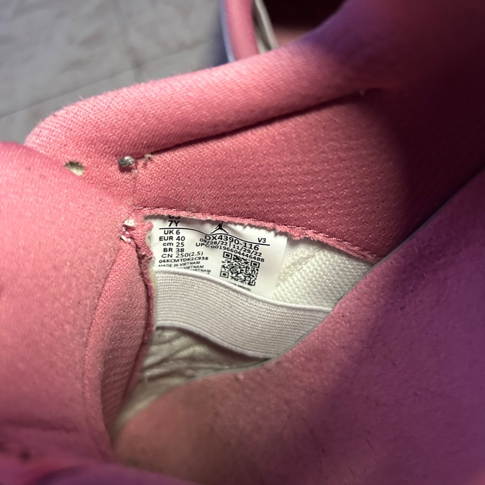 Sneakers - Picture 3 of 6